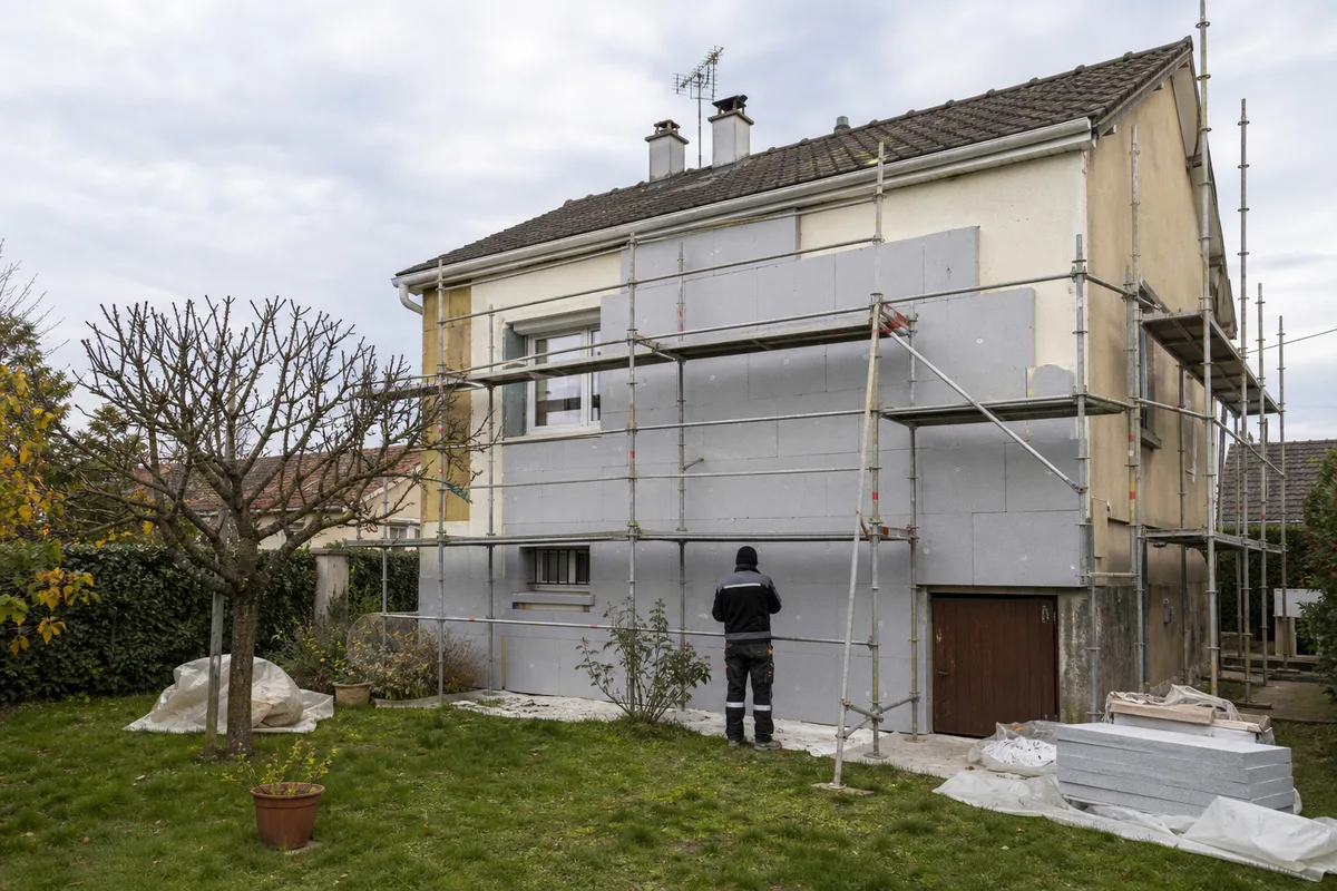 Maison familiale en cours de rénovation énergétique avec échafaudage sur la façade