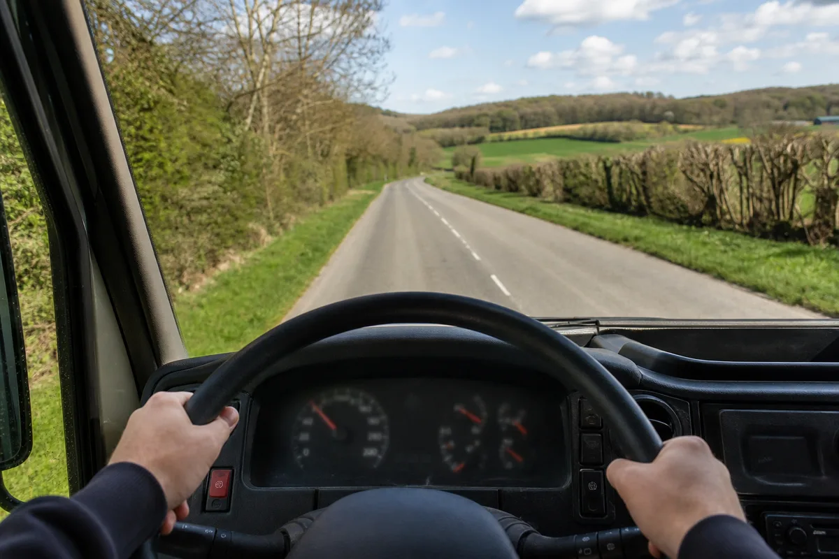 Compteur et tableau de bord d’un utilitaire benne sur route de campagne française